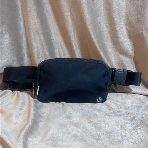 Lululemon Everywhere Black Belt Bag L1 - Picture 3 of 12
